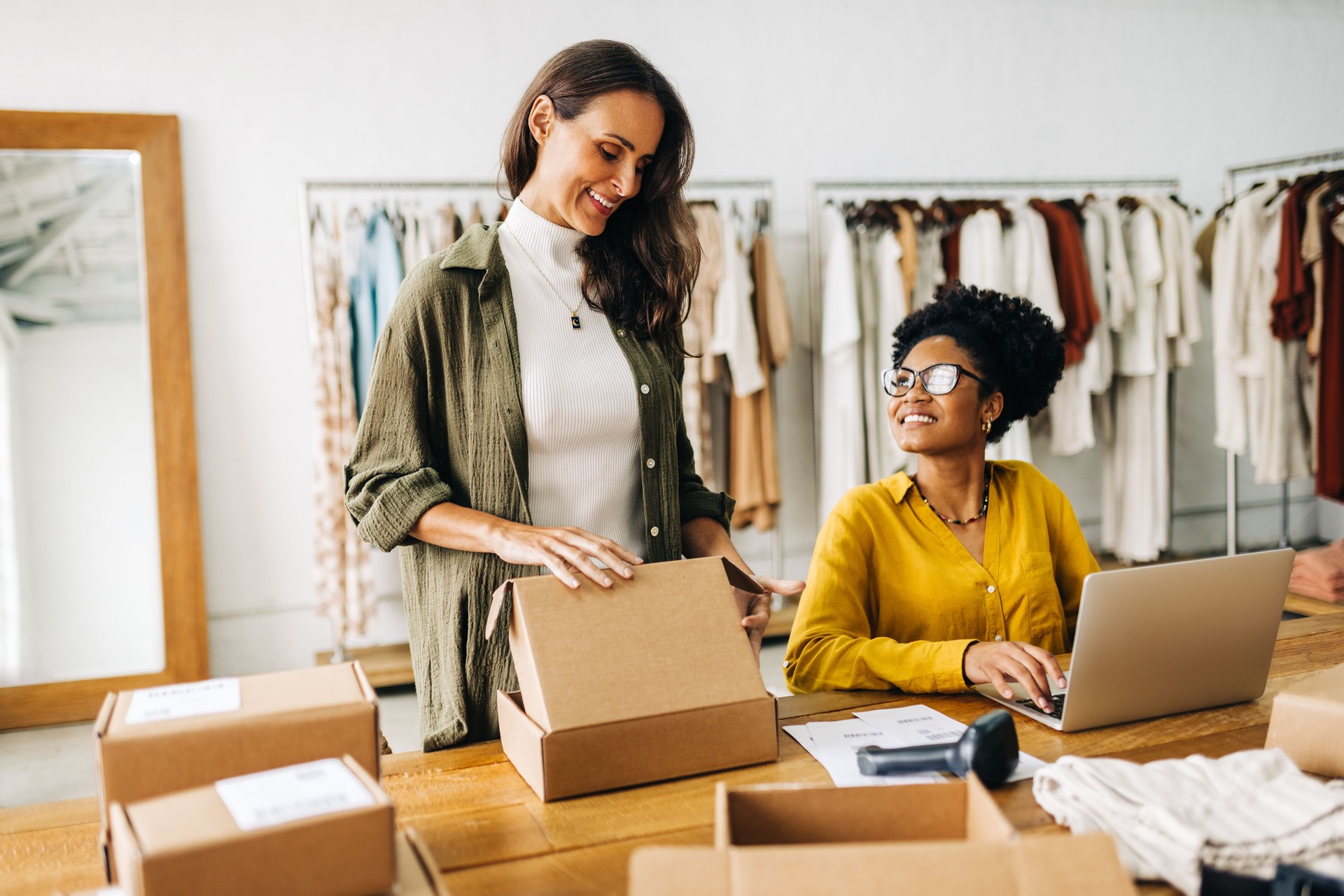 Female entrepreneurship and teamwork: Business women running a dropshipping startup